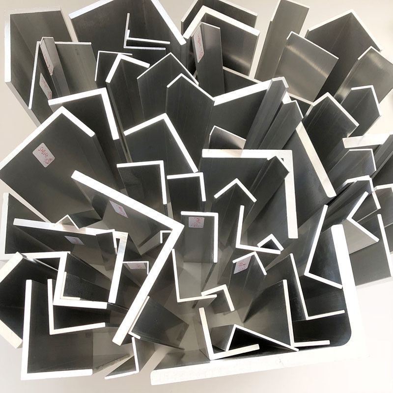 A extremidade da guarnição de alumínio da telha dos azulejos e das tiras de metal