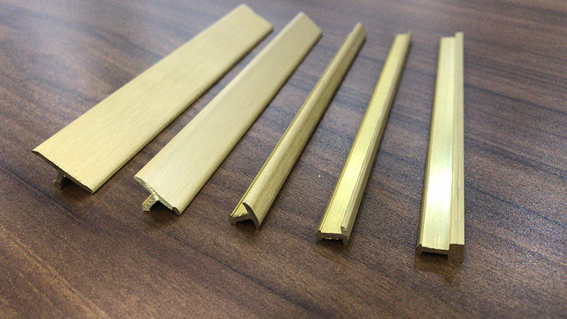 T dá forma ao ponto inicial de bronze do metal da tira de transição que pavimenta tiras de borda da transição da telha da guarnição