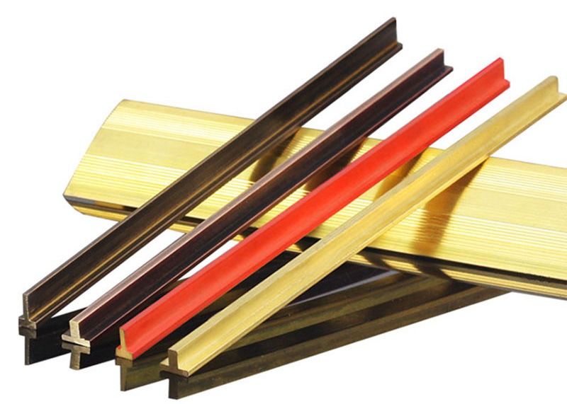 T dá forma ao ponto inicial de bronze do metal da tira de transição que pavimenta tiras de borda da transição da telha da guarnição