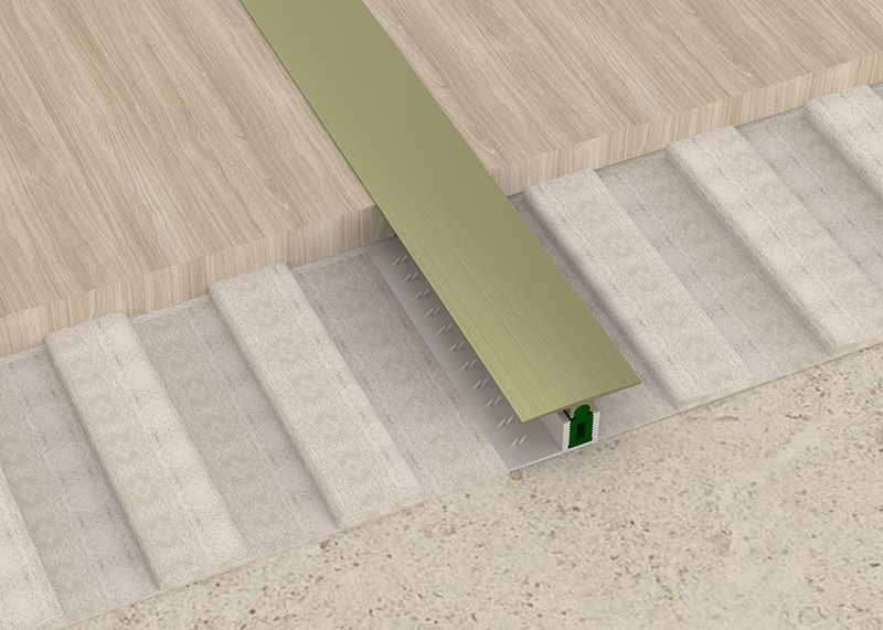 T dá forma às tiras de transição de alumínio do metal para a telha de mosaico