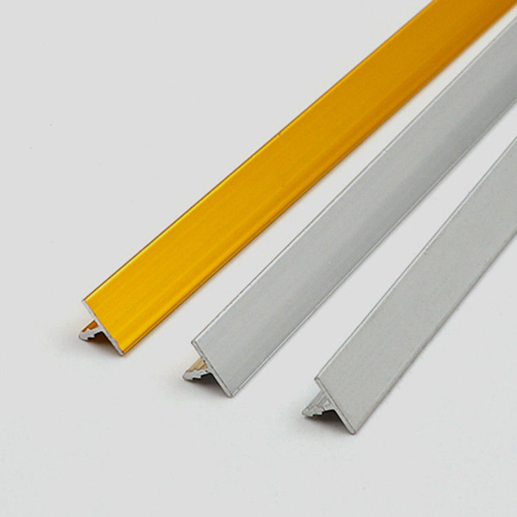 Umidade - a prova T deu forma à guarnição de alumínio para decorar paredes